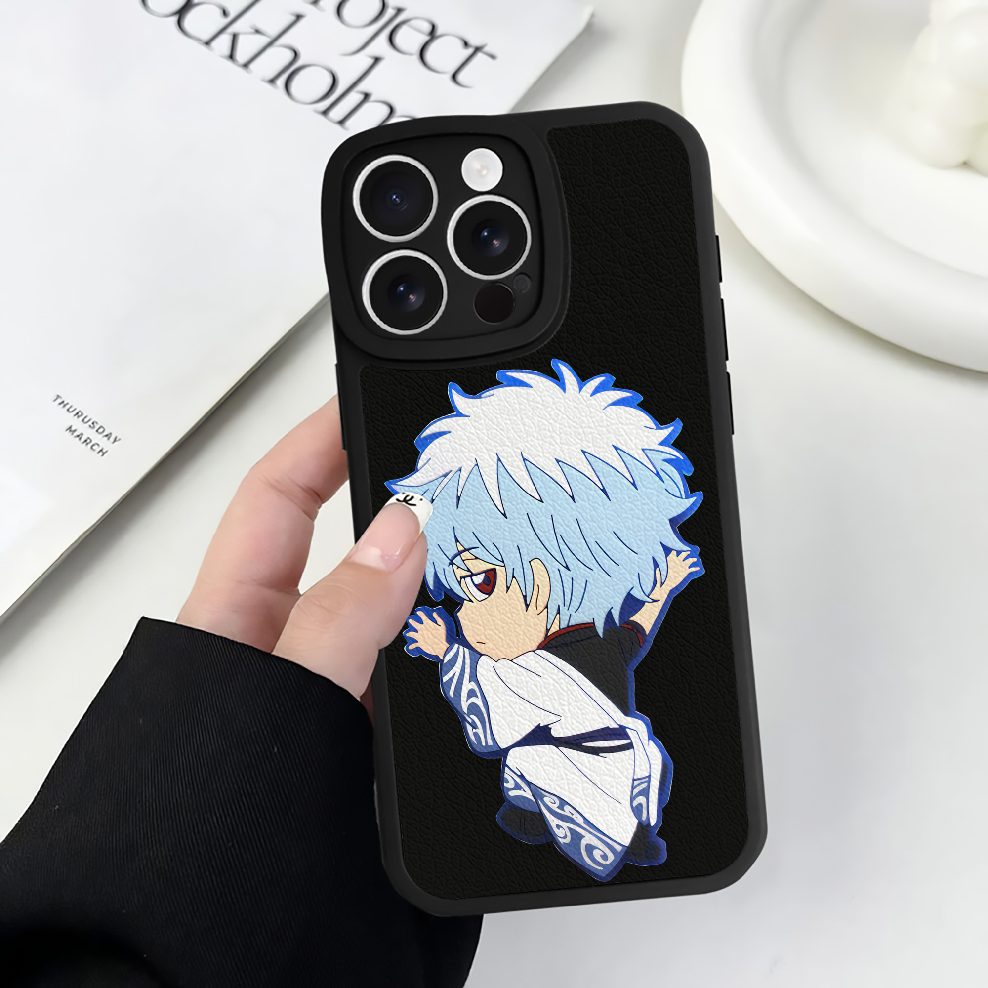 （画像用） ぎんたま 坂田銀時（さかたぎんとき） 神楽 志村新八（しむら しんぱち） GINTAMA Sakata Gintoki Kagura Shimura Shinpachi 【iPhone 16シリーズ対応】シリコンスマホケース（レザー調） 材質：シリコン